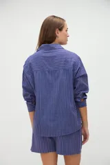 Short rosado de algodón con diseño a rayas verticales y cintura elástica, con etiqueta frontal de la marca Aire.
