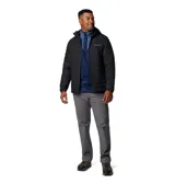 Campera acolchada con capucha, color negro, con cierre frontal completo, bolsillos laterales con cierre y logo de la marca estampado en el pecho.