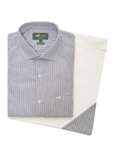 Camisa de manga larga para hombre de la marca RKF, modelo Easy Life, con diseño de rayas verticales en tonos gris y blanco. Presenta cuello italiano, cierre frontal con botones, corte regular fit y un bolsillo aplicado en el pecho con el logotipo bordado.