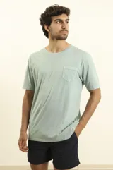 Remera celeste de algodón con bolsillo en el pecho y cuello redondo.