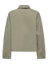 Chaqueta corta de algodón color verde oliva, con cuello camisero, cierre frontal de botones metálicos y dos bolsillos de parche en el frente. Presenta un corte relajado.