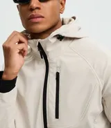 Campera deportiva Get Over de tejido técnico resistente al agua, color bordó. Presenta capucha ajustable con cordones, cierre frontal con cremallera, bolsillos laterales y un bolsillo adicional en el pecho, todos con cierre.