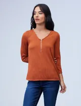 Blusa color ladrillo, marca Robert Louis, texturada con escote en V y cierre metálico.