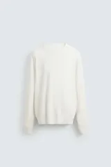 Jersey de punto color azul marino, con cuello redondo y manga larga. Presenta acabados en rib en cuello, puños y bajo.