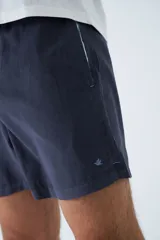 Short de baño amarillo con cintura elástica y cordón ajustable. Presenta bolsillos laterales, un bolsillo trasero y logo bordado en la parte inferior. Incluye suspensor interno y está confeccionado en tela ligera de secado rápido.