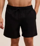 Bermuda deportiva masculina de corte holgado, color negro, con cintura elástica y cordón ajustable. Presenta un diseño minimalista con bolsillo trasero.