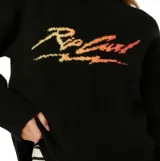 Buzo de punto Rip Curl color negro, con cuello alto y estampa frontal con el logo de la marca en tonos degradados de amarillo a rojo.