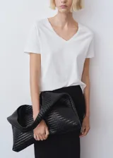 Camiseta de manga corta con cuello en pico, confeccionada en tejido de algodón ligero con corte regular y diseño recto.