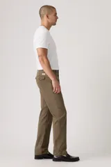 Pantalón chino de corte relajado en color marrón, con cierre de botón y cremallera, bolsillos laterales y traseros.