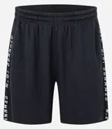 Bermuda deportiva para hombre, color bordó, con tecnología Dry que facilita la evaporación del sudor. Presenta cintura elástica con cordón interno, bolsillos y estampa lateral con lettering.
