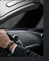 Pulsera masculina con banda de goma negra con textura de fibra de carbono y placa central de acero inoxidable.