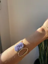 Brazalete rígido con diseño de espirales, hecho a mano en alpaca color plateado y amatista en bruto.
