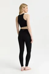 Calza larga negra de tiro alto, confeccionada en tejido fino y ligero, suave, cómodo, elástico y absorbente del sudor.