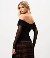 Blusa femenina confeccionada en tul negro, con escote hombro a hombro cruzado, mangas largas transparentes y textura fruncida. Diseño elegante y sofisticado de la marca Blue Steel.