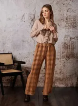 Pantalón marrón a cuadros con cintura elástica.