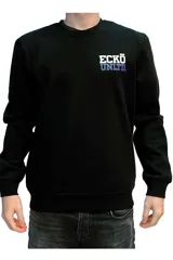 Buzo negro Ecko Unltd., de cuello redondo y manga larga, con el logo de la marca estampado en el pecho en color blanco y azul.