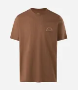 Remera marrón de manga corta con cuello redondo y corte comfort. Presenta una gran estampa en la espalda con diseño de paisaje playero, tablas de surf y tipografía, y estampa en el frente.