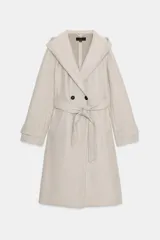 Abrigo de paño con capucha, manga larga con trabillas en los puños y cierre frontal cruzado con botones. Presenta bolsillos laterales y un cinturón lazada del mismo tejido para ajustar a la cintura.