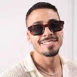 Lentes de sol con armazón de acetato en estampado carey y cristales oscuros con protección UV400.