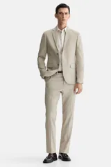 Blazer slim fit de botonadura sencilla en color beige, con solapas de muesca, bolsillos con solapa y cierre de botones.