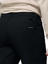 Pantalón largo negro de corte recto, con bolsillos laterales y traseros, confeccionado con mezcla de algodón elástico.