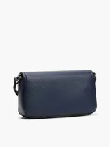 Bandolera Tommy Jeans azul marino con correa ajustable, cierre con solapa y logo de la marca en el frente.