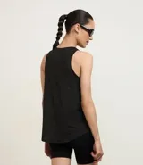Musculosa deportiva de microfibra texturizada con diseño de cuadraditos, cuello redondo, breteles anchos y bajo redondeado.