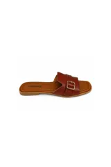 Sandalias planas Paddock de mujer con tira ancha en el empeine con textura de cuerito de serpiente, detalle de hebilla metálica dorada y puntera cuadrada.