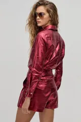 Short de lino metalizado color cereza, con cintura alta, pinzas delanteras y bolsillos laterales.