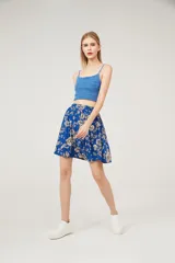 Minifalda verde militar con estampado floral en tonos rosados, con cintura elastizada.