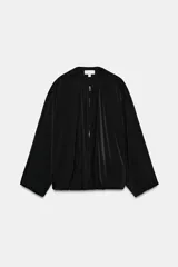Cazadora estilo bomber fluida de color negro, con cuello redondo, mangas largas amplias y cierre frontal con cremallera metálica. Cuenta con diseño fruncido en el frente y dobladillo elástico.