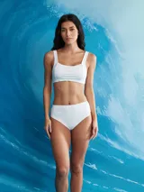 Conjunto de bikini blanco de textura acanalada, compuesto por un top deportivo de escote redondo y tirantes anchos, y una bombacha de tiro alto con cobertura clásica.
