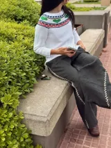 Sweater tejido color beige con cuello redondo y corazones rojos en el canesú.