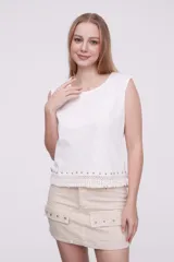 Musculosa blanca de algodón con detalle de puntilla en el ruedo.