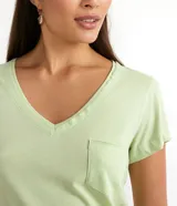 Remera básica de algodón color naranja, con escote en V, manga corta y bolsillo pequeño en el pecho.