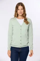 Saco tejido fino de hilo de algodón color beige, con cuello en V, cierre frontal con botones y puños acanalados.