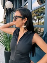 Mono largo negro ajustado, sin mangas, con capucha y cierre frontal.