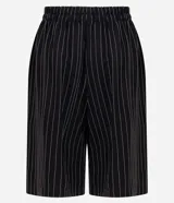 Bermuda alargada de tiro alto para mujer, de color negro con diseño de raya de tiza blanca. Presenta cintura elástica en la parte trasera, pinzas frontales y caída suelta, confeccionada en mezcla de viscosa sustentable.