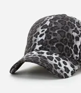 Gorra de béisbol con estampado de leopardo en tonos grises y negros.