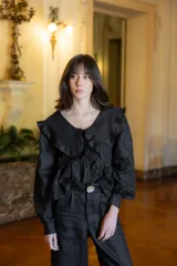 Camisa de lino con cuello grande con volados, mangas largas abullonadas con puños y cierre frontal con botones forrados.