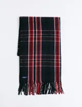 Bufanda de estilo escocés con diseño de cuadros en tonos verde, azul y líneas finas en rojo. Presenta flecos en los extremos y una etiqueta pequeña de la marca.