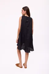 Vestido corto beige de lino, sin mangas, con escote redondo y detalle de abertura en forma de lágrima en el pecho. Presenta diseño holgado y dobladillo asimétrico más largo en la parte trasera con volados.