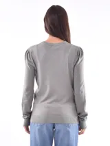 Sweater rojo de tejido de punto liso, con cuello redondo y mangas largas con leve frunce en los hombros.