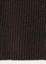 Chaleco de tejido de punto grueso color marrón, de diseño recto, con cuello en V, sin mangas, tirantes anchos y cierre delantero con botones.