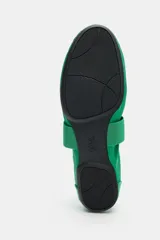 Zapato tipo bailarina de estilo deportivo color verde, con tira ancha elástica y detalle de fruncidos en el empeine. Cuenta con talonera en contraste de materiales, suela plana engomada y acabado en punta redonda.