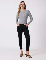 Jean modelo skinny de la marca DJeans, color azul oscuro. Presenta un diseño de tiro medio con cierre frontal y botón, además de bolsillos funcionales tanto en la parte delantera como en la trasera.