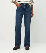 Pantalón de jean corte recto con cintura tradicional, bolsillos funcionales, trabillas para cinturón y cierre frontal con cremallera y botón. Confeccionado en tejido de algodón con un toque de elastano para mayor comodidad.