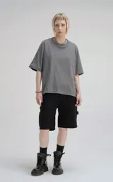 Remera de corte boxy, silueta amplia y recta, con cuello redondo y mangas cortas. Confeccionada en algodón premium, presenta un calce relajado y moderno.