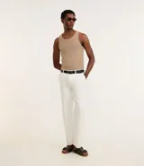 Musculosa masculina de corte regular, confeccionada en tejido flamé con textura acanalada. Presenta cuello redondo y diseño liso sin estampas.