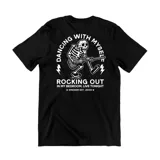 Remera negra de algodón con estampado gráfico en blanco en la espalda que representa un esqueleto tocando una guitarra eléctrica, acompañado de la frase 'Dancing with myself' y 'Rocking out'.